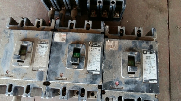 เบรคเกอร์ 200 แอมป์ 3 เฟส