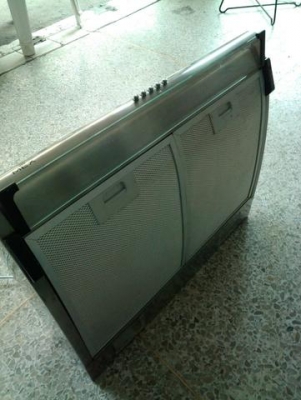 เครื่องดูดควัน ในห้องครัว เป็นงานสแตนเลส มีแผ่นกรองน้ำมัน ปรับความแรง 3 ระดับ มีไฟส่องสว่าง ติดตั้งง่าย สภาพสวยพร้อมใช้สำหรับบ้านและคอนโด