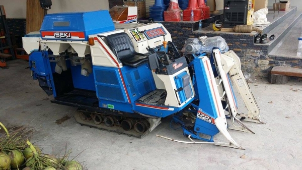 รถเกี่ยวข้าวพร้อมนวดข้าวในตัว แบบนั่งขับ เก่าญี่ปุ่น ISEKI Frontier 170 เครื่องยนต์ติดง่ายพร้อมใช้งาน ไม่เคยใช้งานในไทย รถเกี่ยวข้าวพร้อมนวดข้าวในตัว แบบนั่งขับ เก่าญี่ปุ่น ISEKI Frontier 170 เครื่องยนต์ติดง่ายพร้อมใช้งาน ไม่เคยใช้งานในไทย