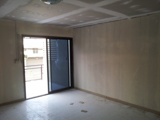 ตึกแถว2ชั้น 3 คูหา  หน้ากว้าง 14 ม. ขายตามสภาพลด 50\%