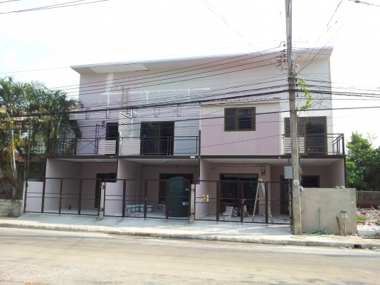 ตึกแถว2ชั้น 3 คูหา  หน้ากว้าง 14 ม. ขายตามสภาพลด 50\%