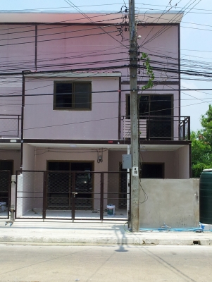 ตึกแถว2ชั้น 3 คูหา  หน้ากว้าง 14 ม. ขายตามสภาพลด 50\%