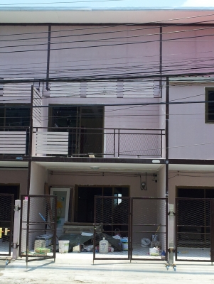 ตึกแถว2ชั้น 3 คูหา  หน้ากว้าง 14 ม. ขายตามสภาพลด 50\%