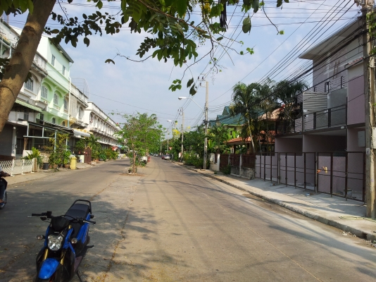 ตึกแถว2ชั้น 3 คูหา  หน้ากว้าง 14 ม. ขายตามสภาพลด 50\%