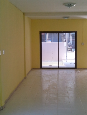 ตึกแถว2ชั้น 3 คูหา  หน้ากว้าง 14 ม. ขายตามสภาพลด 50\%