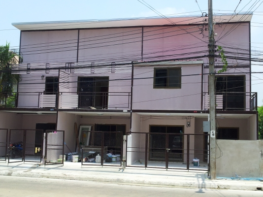 ตึกแถว2ชั้น 3 คูหา  หน้ากว้าง 14 ม. ขายตามสภาพลด 50\%