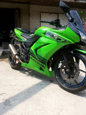 ขาย ninja 250 2012  รถเครื่องดี สีเดิมสวยคับ ยางใหม่ๆ ท่อสูตรเสียงลั่นๆคับ เปิดราคา 75000 ต่อรองได้คับ รายละเอียดเพิ่มเติม 0903120561 Line : nooksh. (มีจุด)