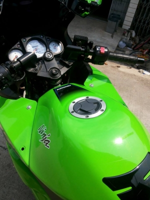 ขาย ninja 250 2012  รถเครื่องดี สีเดิมสวยคับ ยางใหม่ๆ ท่อสูตรเสียงลั่นๆคับ เปิดราคา 75000 ต่อรองได้คับ รายละเอียดเพิ่มเติม 0903120561 Line : nooksh. (มีจุด)