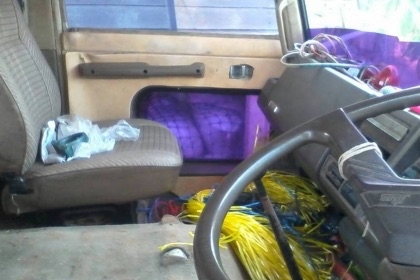 HINO KT 925 - 168 HP EH700 สิบล้อเพลาเดียว เทรลเลอร์ท้ายลากมีหางพับไฮดรอลิกส์ขึ้นรถเกี่ยวข้าวและขึ้นรถแบ็คโฮร PC 120 ได้เลยครับสภาพดีสุดๆ เครื่องยนต์แรงดีกำลังดีมากครับ วางหัวเก๋ง HINO F18 อย่างสวยยังไม่แจ้งลงเล่มนะครับ ภายในเก๋งคอนโซลครบพร้อม พวงมาลัยเพา