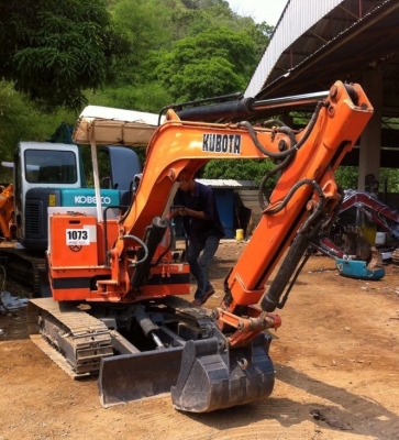 รถขุดKOBOTA  KH-15เครื่อง 3 สูบ(คอไลด์ได้ยาว )"รถเก่านอกแท้มีเอกสารพร้อม" (มีVDOชม)ติดต่อ085-5632278 นายภานุกูล