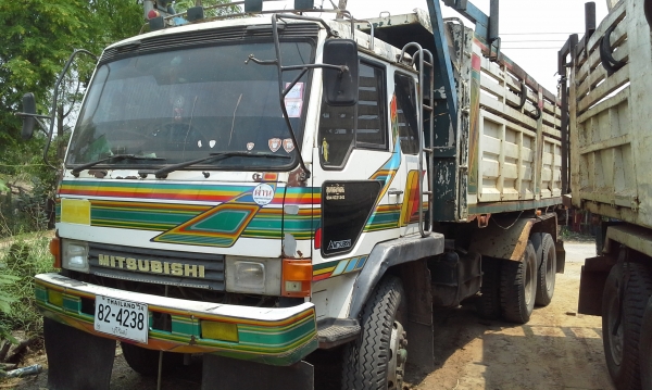 ขายหลง MA เครื่อง6D15เกาะเทอร์โบ เกียรอีตัน สองเพลา ดั้มมีระบบลากพ่วง ขาดลำโพง เครื่องดี เกียรดี แอร์เย็น ยาง70\% คัชชีสวย รถพร้อมใช้ วิ่งอ้อยอยู่