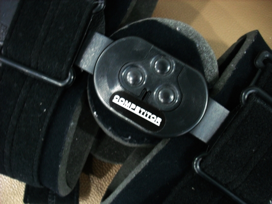 อุปกรณ์เครื่องช่วยพยุงข้อเข่าหลังผ่าตัดแบบสั้น,จุดหมุนเดี่ยว