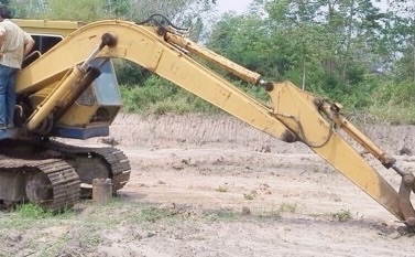 KOMATSU PC 120-2 เครื่องเดิมปั๊มเดิมๆ รถสภาพดีพร้อมทำงานได้เลย ภายในเก๋งสะอาดดี คอนโทรลยาว ใช้งานง่ายทำงานได้ดี ภายนอกบูมอาร์มสวยมีปะบ้างเล็กน้อยครับ ช่วงล่างแน่นดี เฟลมไม่มีผุทั้งสองข้าง สป็อกเก็ตใช้ได้อีกนานครับ โรลเลอร์โซ่ใบแทรกสภาพดีประมาณ 60\% พร้อมใช