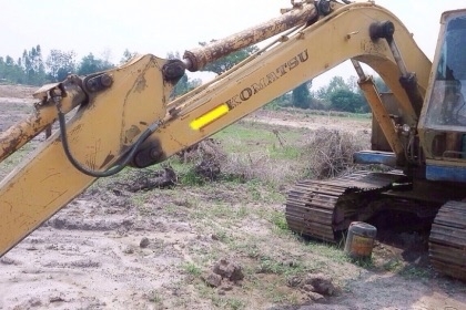 KOMATSU PC 120-2 เครื่องเดิมปั๊มเดิมๆ รถสภาพดีพร้อมทำงานได้เลย ภายในเก๋งสะอาดดี คอนโทรลยาว ใช้งานง่ายทำงานได้ดี ภายนอกบูมอาร์มสวยมีปะบ้างเล็กน้อยครับ ช่วงล่างแน่นดี เฟลมไม่มีผุทั้งสองข้าง สป็อกเก็ตใช้ได้อีกนานครับ โรลเลอร์โซ่ใบแทรกสภาพดีประมาณ 60\% พร้อมใช