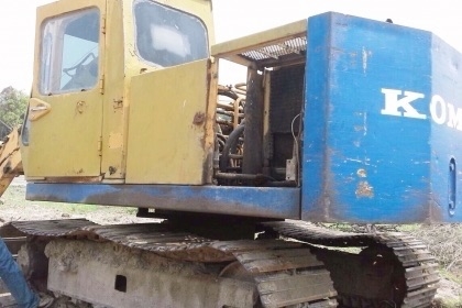 KOMATSU PC 120-2 เครื่องเดิมปั๊มเดิมๆ รถสภาพดีพร้อมทำงานได้เลย ภายในเก๋งสะอาดดี คอนโทรลยาว ใช้งานง่ายทำงานได้ดี ภายนอกบูมอาร์มสวยมีปะบ้างเล็กน้อยครับ ช่วงล่างแน่นดี เฟลมไม่มีผุทั้งสองข้าง สป็อกเก็ตใช้ได้อีกนานครับ โรลเลอร์โซ่ใบแทรกสภาพดีประมาณ 60\% พร้อมใช