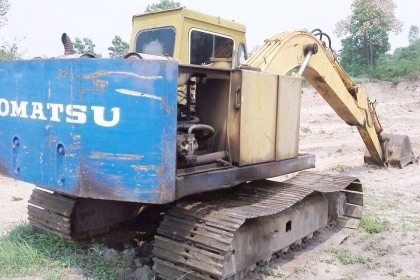 KOMATSU PC 120-2 เครื่องเดิมปั๊มเดิมๆ รถสภาพดีพร้อมทำงานได้เลย ภายในเก๋งสะอาดดี คอนโทรลยาว ใช้งานง่ายทำงานได้ดี ภายนอกบูมอาร์มสวยมีปะบ้างเล็กน้อยครับ ช่วงล่างแน่นดี เฟลมไม่มีผุทั้งสองข้าง สป็อกเก็ตใช้ได้อีกนานครับ โรลเลอร์โซ่ใบแทรกสภาพดีประมาณ 60\% พร้อมใช