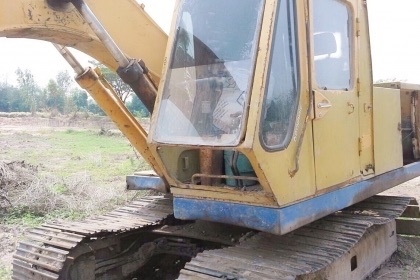 KOMATSU PC 120-2 เครื่องเดิมปั๊มเดิมๆ รถสภาพดีพร้อมทำงานได้เลย ภายในเก๋งสะอาดดี คอนโทรลยาว ใช้งานง่ายทำงานได้ดี ภายนอกบูมอาร์มสวยมีปะบ้างเล็กน้อยครับ ช่วงล่างแน่นดี เฟลมไม่มีผุทั้งสองข้าง สป็อกเก็ตใช้ได้อีกนานครับ โรลเลอร์โซ่ใบแทรกสภาพดีประมาณ 60\% พร้อมใช