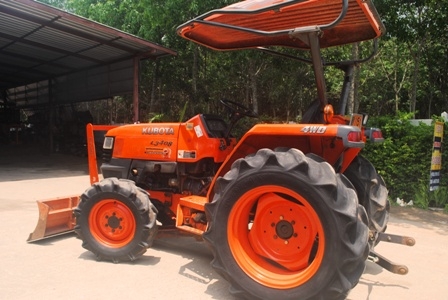ขายรถไถ Kubota L 3408 (4WD) พร้อมมีดดันหน้า และผานพรวน รถพร้อมใช้งานครับ