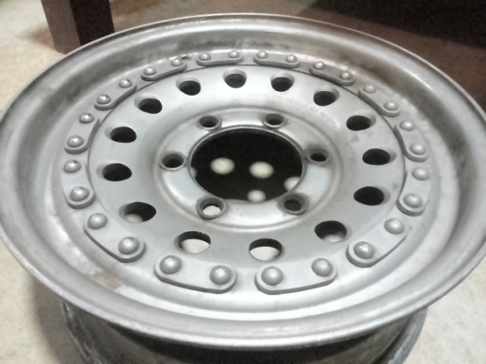 ขายแม็กเซ็นเตอร์ลาย 6 รู 114 ขอบ 15 กว้าง6นิ้วหน่อยครับ