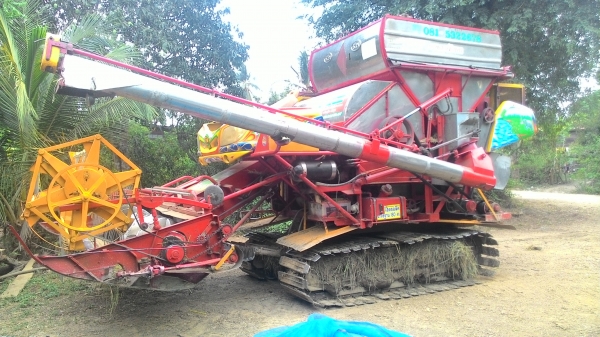 ขายรถเกี่ยวข้าวเกษตรพัฒนา เจ้าช้างไวไฟ ปลายปี 51 ราคา 1,000,000 บาท