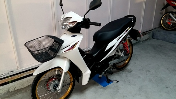 WAVE 110 i สีขาวม่วง ล้อคอมสีทองสวยๆ เครื่องเดิมๆ รถเดือน มีนาคม ปี 56 ไมล์ 8 พันโล แถม 2 รายการ 24900