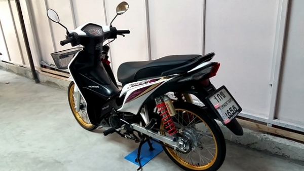 WAVE 110 i สีขาวม่วง ล้อคอมสีทองสวยๆ เครื่องเดิมๆ รถเดือน มีนาคม ปี 56 ไมล์ 8 พันโล แถม 2 รายการ 24900