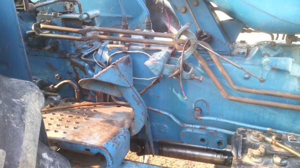 ขายรถไถFORD รุ่น6610  4x4คานหน้าคาลาโล่สวยมีทะเบียนพร้อมใช้งาน0810076640