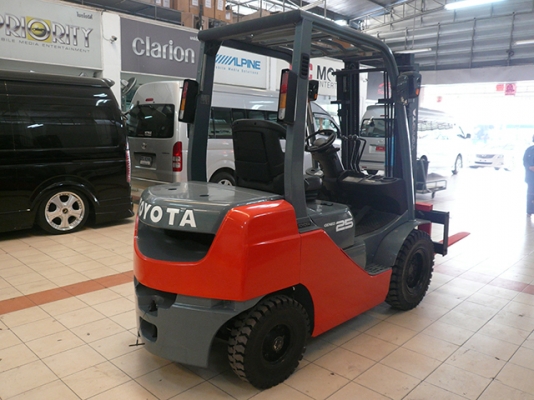 ขายรถโฟล์คลิฟท์มือสอง toyota รุ่น 8FGL25 ราคา 355,000 บาท นำเข้าจากประเทศญี่ปุ่น 100\% ไม่เคยใช้งานในไทย