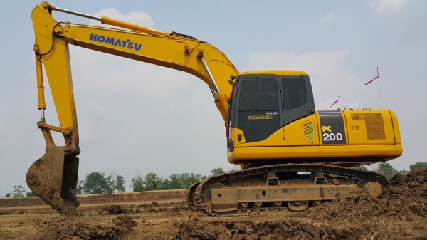 ขายรถแบคโฮ KOMATSU PC-200-7 รถสวย เอกสารอินวอย ไฟฟ้าเต็ม รถแรง ราคา.1650000 สนใจรีบจองด่วน