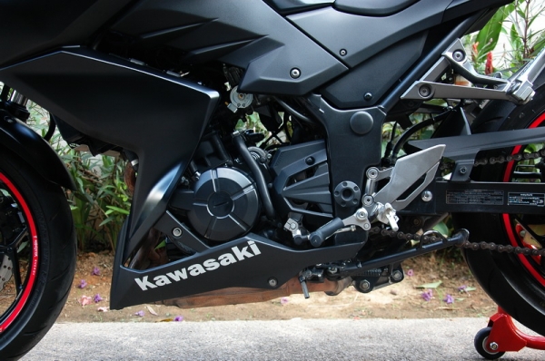 ขาย Kawasaki Z250 สีดำ ปี 2013 Book Service เอกสารพร้อมโอน
