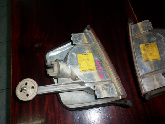 ต้องการขาย ไฟเลี้ยว BENZ W201(190E) ต้องการขาย ไฟเลี้ยว BENZ W201(190E)