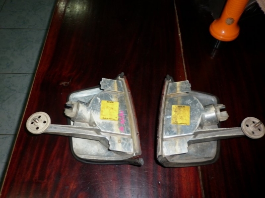 ต้องการขาย ไฟเลี้ยว BENZ W201(190E) ต้องการขาย ไฟเลี้ยว BENZ W201(190E)