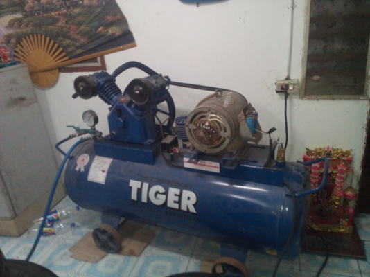 เครื่องถอดยางพร้อมปั๊มลมมือสอง ปั๊ม200 ลิตร มอเตอร์3แรง ของนอกเก่า ใช้งานอยู่ปกติ  ID:LINE bank1115 086-6913665