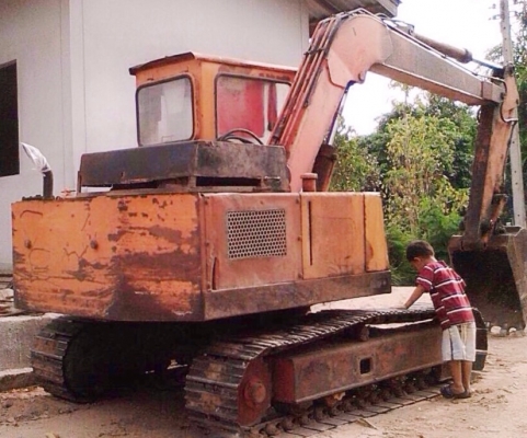 HITACHI UH025 PC 60 รถสภาพดีบอดี้เดิมๆพร้อมทำงานได้เลยครับ เครื่องแห้งแรงดีไม่เยิ้ม ปั๊มเดิมๆแห้งดีทำงานไม่โหลดครับ ภายในห้องเก๋งสะอาดคอนโทรลยาว ใช้งานง่ายคล่องตัวดี ภายนอกบอดี้สวยดีบูมอาร์มมีปะบ้างนิดหน่อยครับแต่พร้อมใช้งานได้ดี ช่วงล่างแน่นดี เฟลมสวยไม่