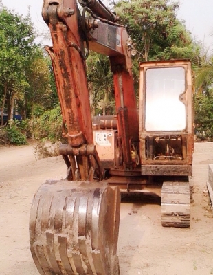 HITACHI UH025 PC 60 รถสภาพดีบอดี้เดิมๆพร้อมทำงานได้เลยครับ เครื่องแห้งแรงดีไม่เยิ้ม ปั๊มเดิมๆแห้งดีทำงานไม่โหลดครับ ภายในห้องเก๋งสะอาดคอนโทรลยาว ใช้งานง่ายคล่องตัวดี ภายนอกบอดี้สวยดีบูมอาร์มมีปะบ้างนิดหน่อยครับแต่พร้อมใช้งานได้ดี ช่วงล่างแน่นดี เฟลมสวยไม่