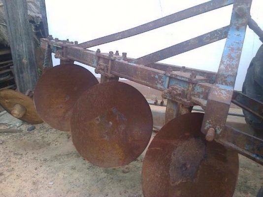 FORD 77 - T5 รถไถเพลาเดียว อุปกรณ์ครบพร้อม มีใบมีดดันหน้า ผานพรวน 7 ผาน 3 รถต้องซ่อมเครื่องยนต์ใหม่นะครับตอนนี้สตาร์ทไม่ติดขายตามสภาพครับ เอกสารเล่มทะเบียนครบพร้อม ราคาต่อรองได้ครับ