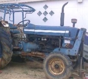 FORD 77 - T5 รถไถเพลาเดียว อุปกรณ์ครบพร้อม มีใบมีดดันหน้า ผานพรวน 7 ผาน 3 รถต้องซ่อมเครื่องยนต์ใหม่นะครับตอนนี้สตาร์ทไม่ติดขายตามสภาพครับ เอกสารเล่มทะเบียนครบพร้อม ราคาต่อรองได้ครับ