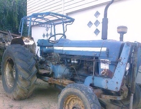 FORD 77 - T5 รถไถเพลาเดียว อุปกรณ์ครบพร้อม มีใบมีดดันหน้า ผานพรวน 7 ผาน 3 รถต้องซ่อมเครื่องยนต์ใหม่นะครับตอนนี้สตาร์ทไม่ติดขายตามสภาพครับ เอกสารเล่มทะเบียนครบพร้อม ราคาต่อรองได้ครับ