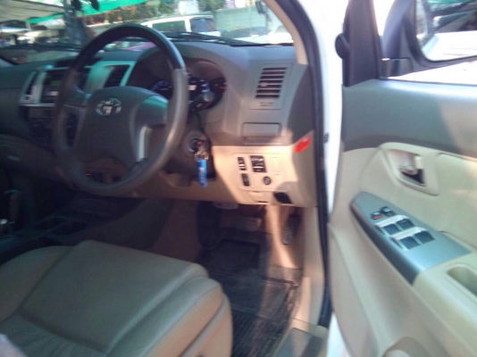 TOYOTA FUTUNER 2.5 G ปี 2014  เกียร์ออโต้  สีขาว สวยจัด สนใจโทร 0922726669 ตันหยงค่ะ