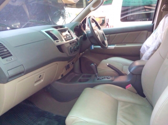 TOYOTA FUTUNER 2.5 G ปี 2014  เกียร์ออโต้  สีขาว สวยจัด สนใจโทร 0922726669 ตันหยงค่ะ