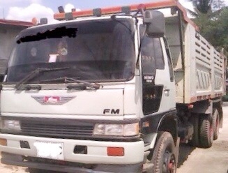HINO FM 1M - 220 HP EM100 สิบล้อดั๊มพ์ 2 เพลา กระบะดั๊มพ์เหล็ก 12 ตันของสามมิตรลอนเฉียงสภาพดีพร้อมบรรทุกได้เลยครับ เครื่องยนต์แรงดีเดิมๆไม่มีเยิ้ม ภายในเก๋งคอนโซลสวยครบ แอร์ พวงมาลัยเพาเวอร์ ระบบเบรคทริ๊ปฟี้ครบครัน ช่วงล่างแน่นคัชซีไม่บิดไม่บวม ยางสภาพดีป