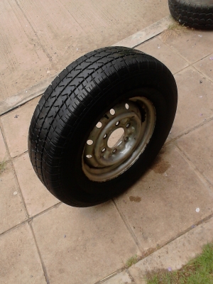 195R14 มี 2 เส้น tel.081-427-3941