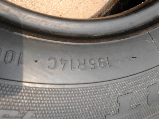 195R14 มี 2 เส้น tel.081-427-3941