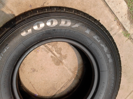 195R14 มี 2 เส้น tel.081-427-3941