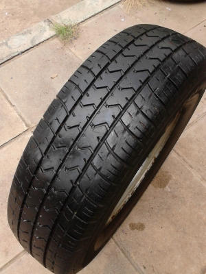 195R14 มี 2 เส้น tel.081-427-3941