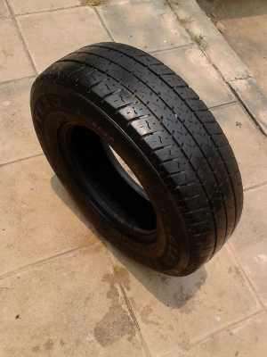 195R14 มี 2 เส้น tel.081-427-3941