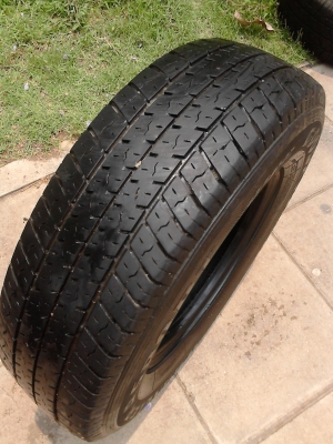 195R14 มี 2 เส้น tel.081-427-3941