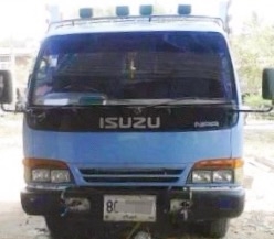 ISUZU NPR 120 HP 4HF1 ปี 39 รถบรรทุกหกล้อ กระบะเหล็กคอกไม้ความยาว 4.30 เมตรสภาพดีสวยมากพร้อมบรรทุกได้เลยครับ เครื่องยนต์ฝาขาวแห้งดีแรงดีไม่มีเยิ้ม หัวเก๋งบางเดิมภายในเก๋งคอนโซลสวยครบ พวงมาลัยธรรมดา ช่วงล่างแน่นคัชซีสวยไม่มีแตกไม่มีบวม ยาง 8.25 ขอบ 16 สภาพ
