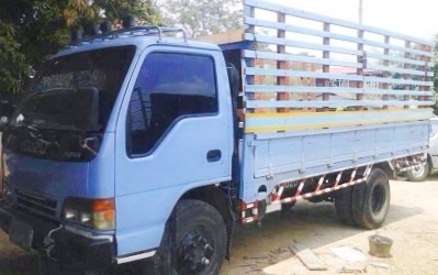 ISUZU NPR 120 HP 4HF1 ปี 39 รถบรรทุกหกล้อ กระบะเหล็กคอกไม้ความยาว 4.30 เมตรสภาพดีสวยมากพร้อมบรรทุกได้เลยครับ เครื่องยนต์ฝาขาวแห้งดีแรงดีไม่มีเยิ้ม หัวเก๋งบางเดิมภายในเก๋งคอนโซลสวยครบ พวงมาลัยธรรมดา ช่วงล่างแน่นคัชซีสวยไม่มีแตกไม่มีบวม ยาง 8.25 ขอบ 16 สภาพ