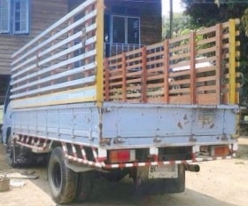 ISUZU NPR 120 HP 4HF1 ปี 39 รถบรรทุกหกล้อ กระบะเหล็กคอกไม้ความยาว 4.30 เมตรสภาพดีสวยมากพร้อมบรรทุกได้เลยครับ เครื่องยนต์ฝาขาวแห้งดีแรงดีไม่มีเยิ้ม หัวเก๋งบางเดิมภายในเก๋งคอนโซลสวยครบ พวงมาลัยธรรมดา ช่วงล่างแน่นคัชซีสวยไม่มีแตกไม่มีบวม ยาง 8.25 ขอบ 16 สภาพ